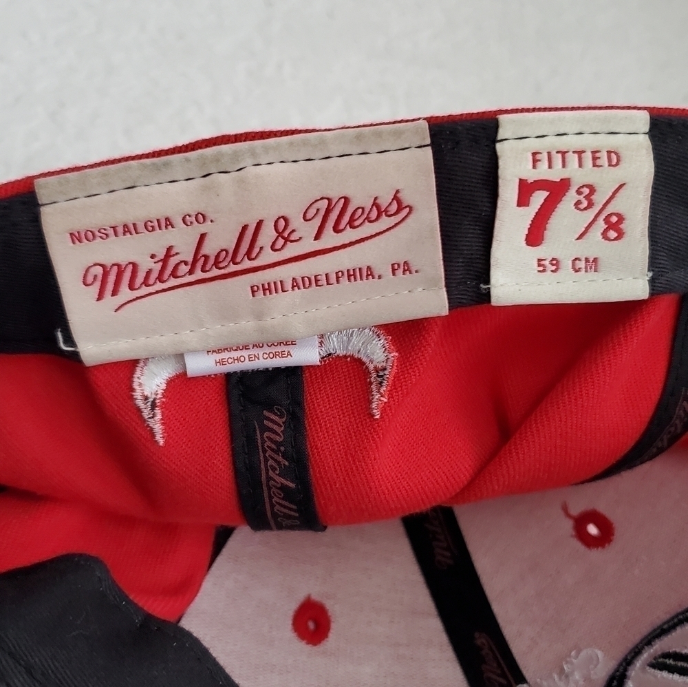 Chicago Bulls Red and Black Snapback Hat - Picture 5 of 10